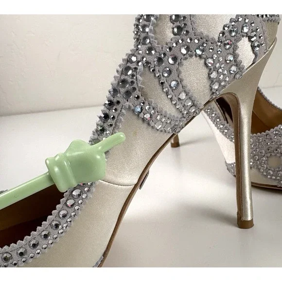 Badgley Mischka "Rouge" Heels Women's Size 6 1/2 Ivory Embellished Formal Pumps - Picture 12 of 14